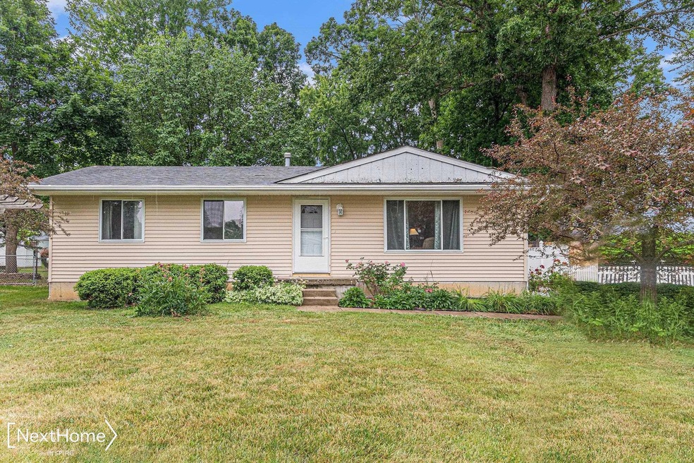 5465 Meadowcrest Dr, Flint, MI 48532 - photo 1