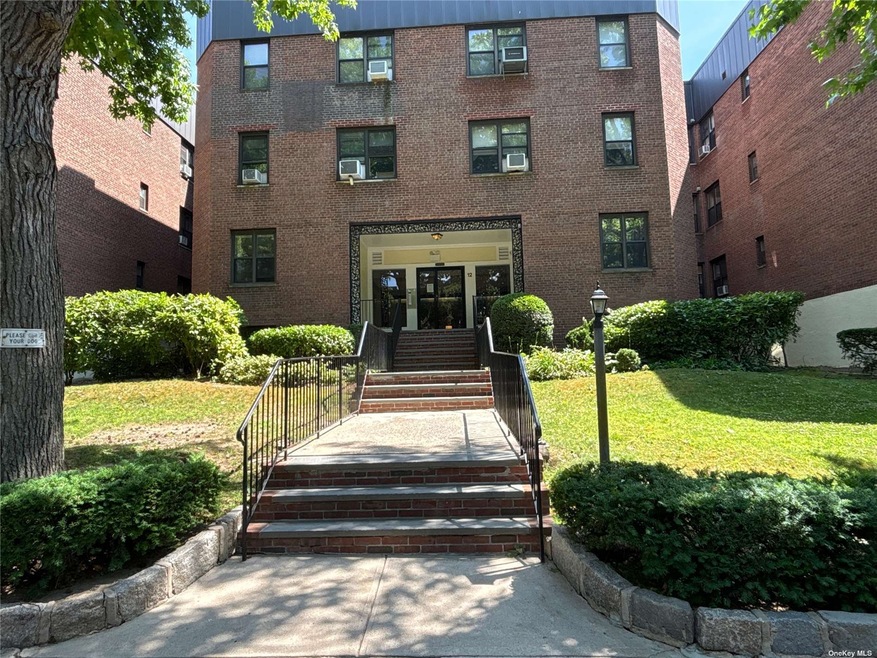 12 Welwyn Rd unit 3K, Great Neck, NY 11021 - photo 1