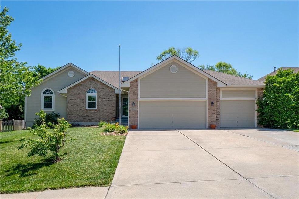 4431 SW Creekview Dr, Lees Summit, MO 64082 - photo 1