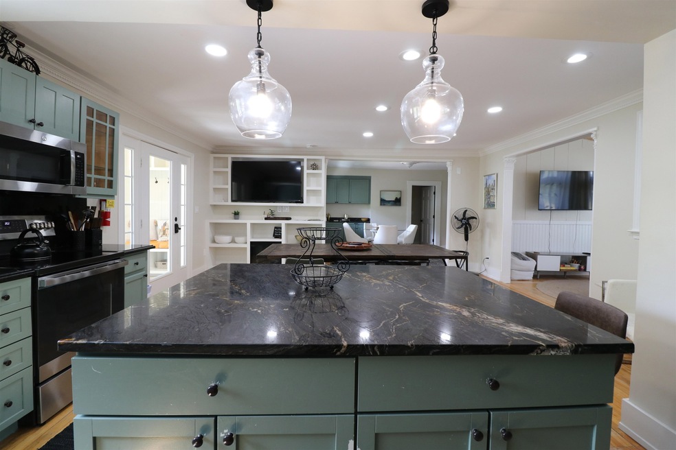 1952 Quechee Main St unit Main House, Hartford, VT 05001 - photo 1