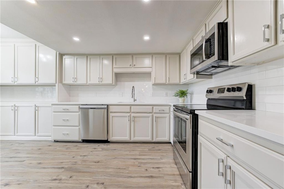 11320 Benttree Cir unit 11320, Oklahoma City, OK 73120 - photo 1