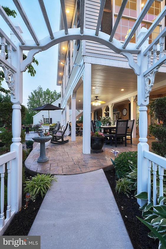 1709 Country Manor Dr, York, PA 17408