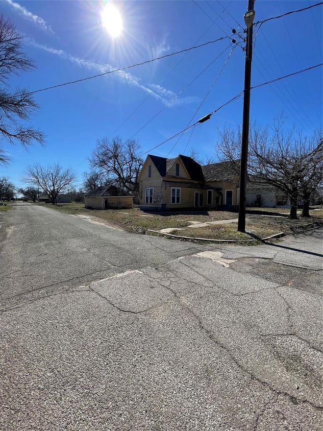 804 Market St E, Honey Grove, TX 75446 MLS 20541223