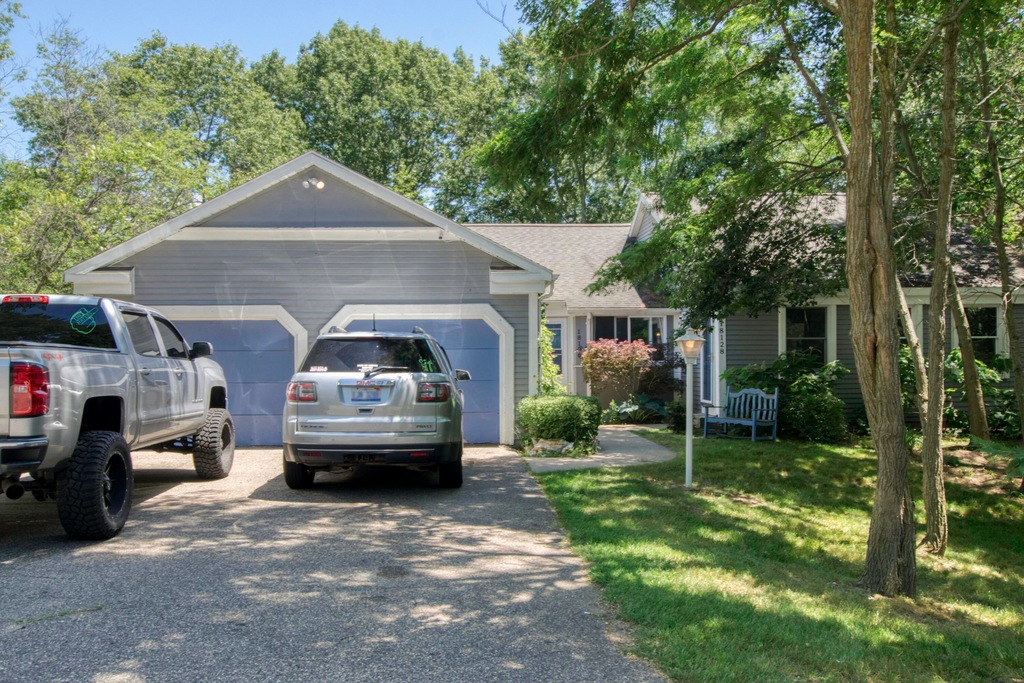 18126 Mohawk Dr, Spring Lake, MI 49456 MLS 24030892