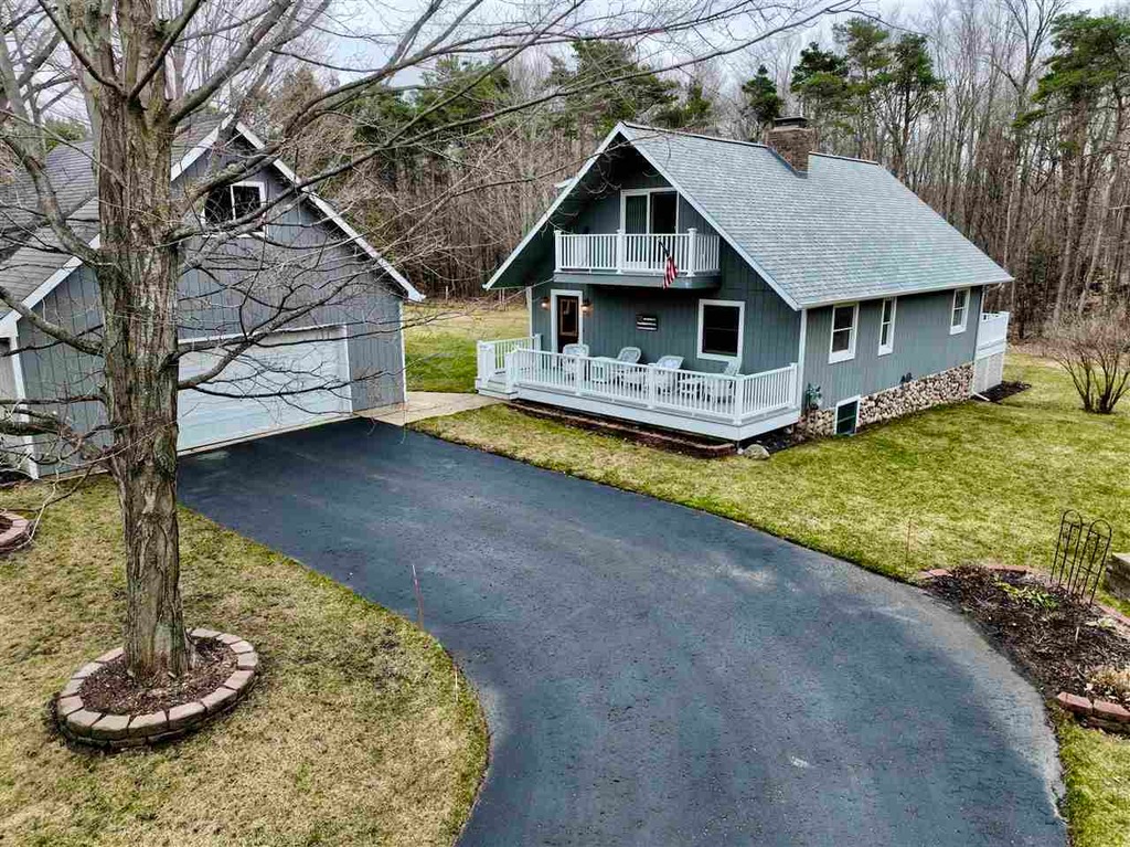 6699 Bay Shore Dr W, Charlevoix, MI 49720 MLS 473338