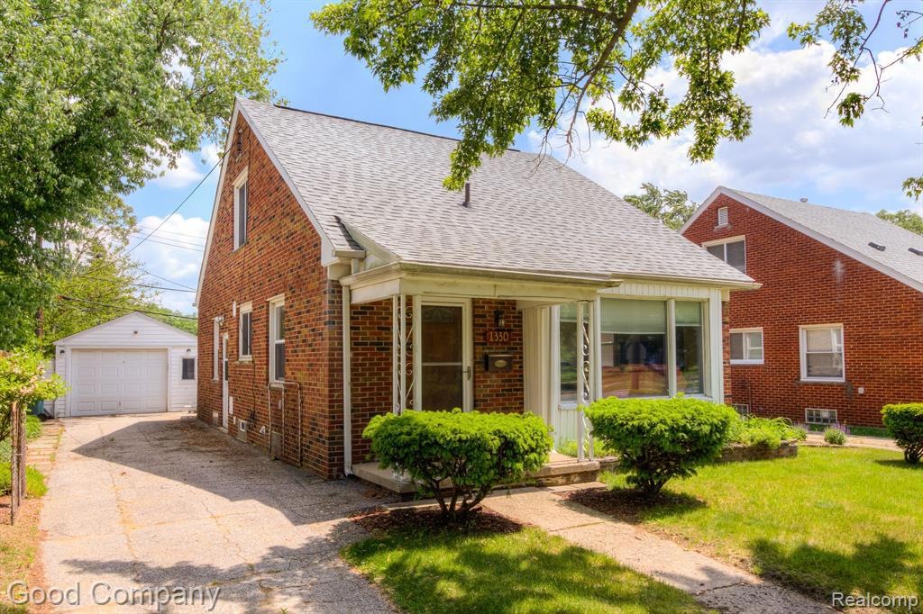 1330 Pinecrest Dr, Ferndale, MI 48220 MLS 20240048538