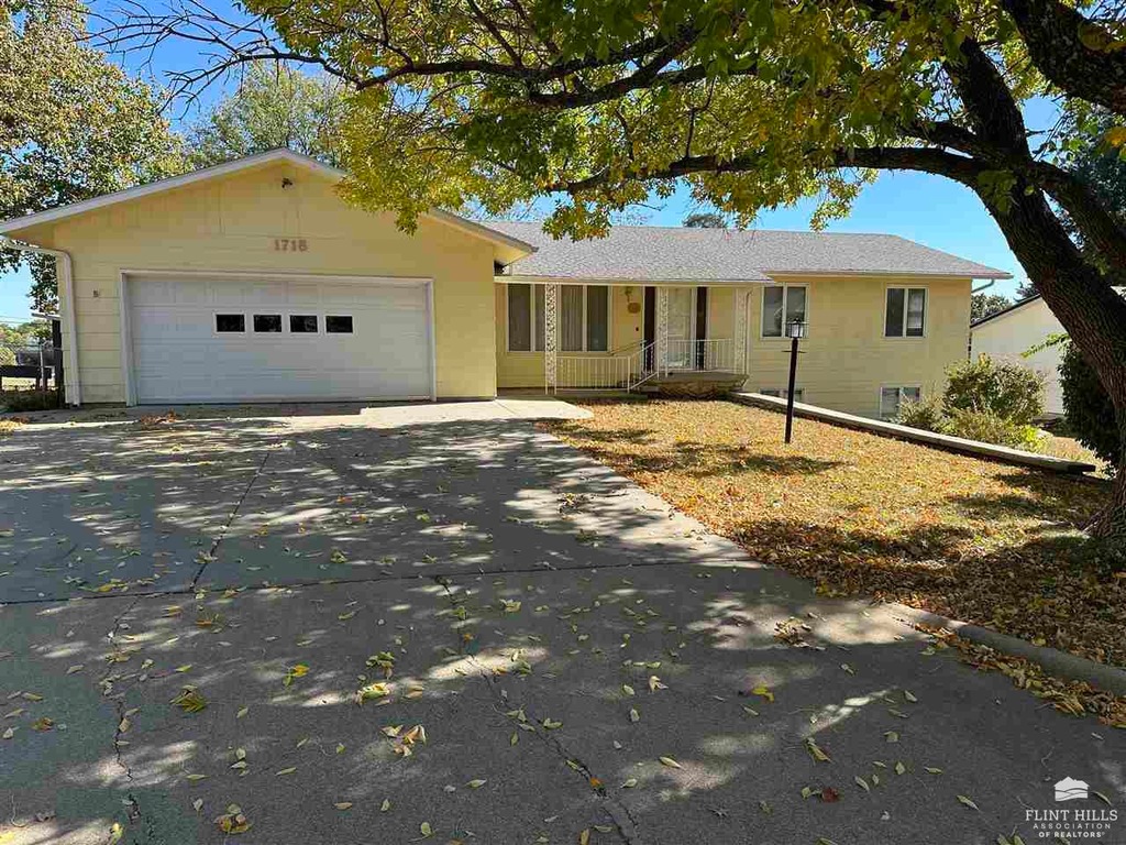 1718 Cedar Crest Dr, Manhattan, KS 66503 MLS FHR20242666