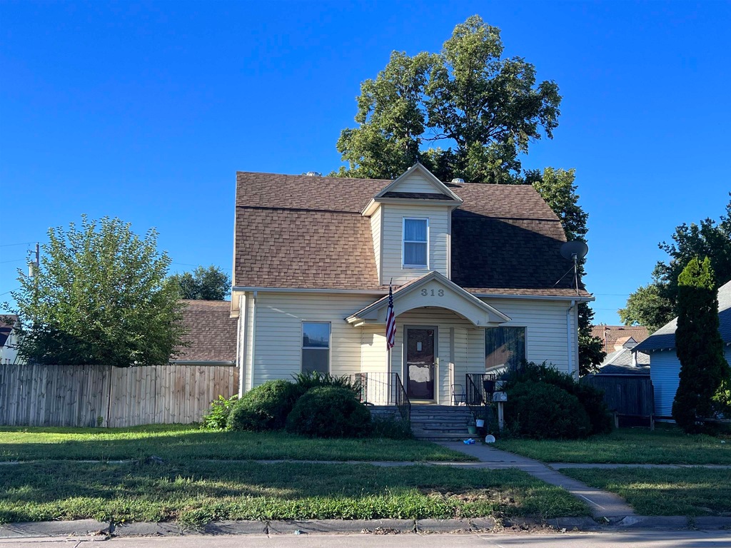 For Sale 313 E 9th St, Cozad, NE 69130