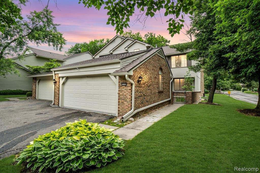 6985 Pebblecreek Woods Dr Unit 38, West Bloomfield, MI 48322 MLS