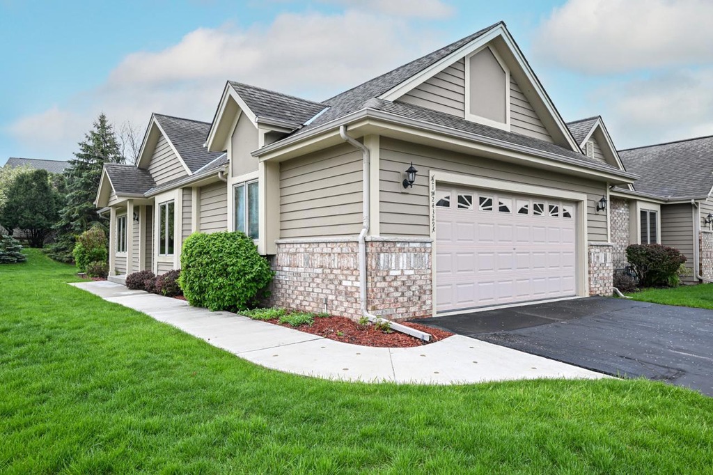 N21W24329 Deer Park Ct Unit A, Pewaukee, WI 53072 MLS 1874557