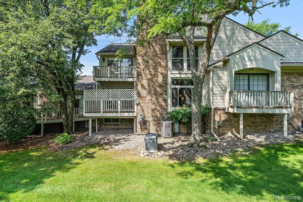 6906 Pebblecreek Woods Dr, West Bloomfield, MI 48322 MLS 20230066475