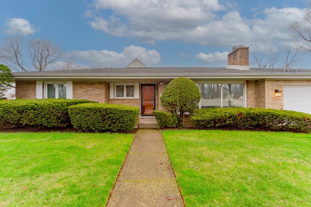 8301 Kenneth Ave, Skokie, IL 60076 | MLS# MRD12027562 | Homes.com