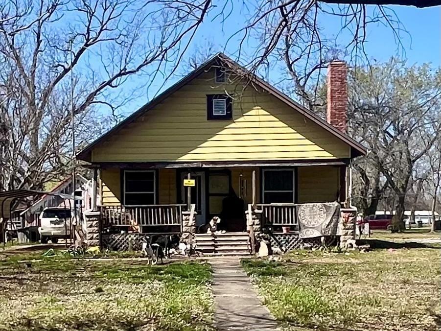 220 N 8th St, Chetopa, KS 67336 | MLS# HMSS48202 | Homes.com