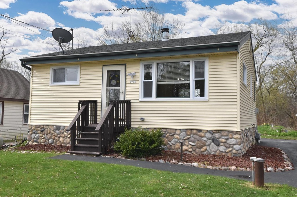 4907 Lakeview Ave, Hubertus, WI 53033 MLS 1872459