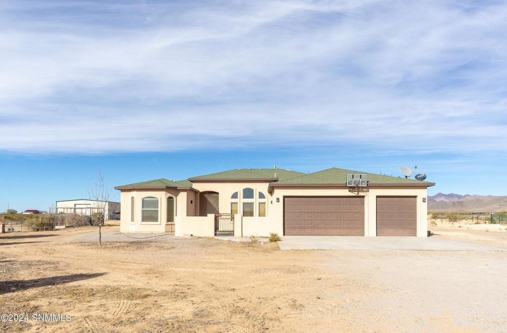 229 Vista Del Rey Dr, Vado, NM 88072 | Homes.com