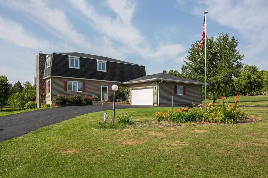 520 South Ave, Scales Mound, IL 61075 MLS 202401650