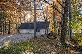 9887 W Higgins Lake Dr, Roscommon, MI 48653
