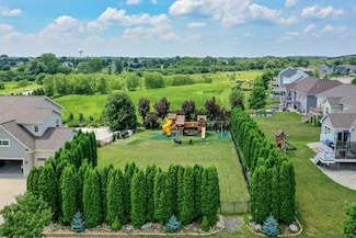 1330 Prairie Creek Blvd, Oconomowoc, WI 53066