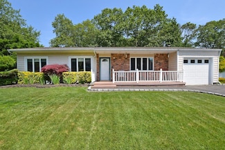 7 Amber Ln, Coram, NY 11727