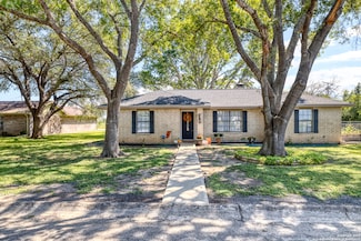 101 S Bluebonnet Dr, Uvalde, TX 78801