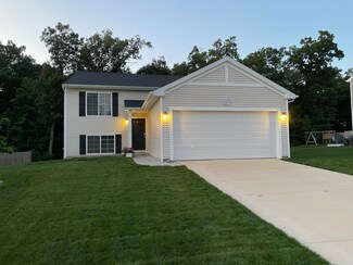 10879 Autumn Oak Dr, Lowell, MI 49331
