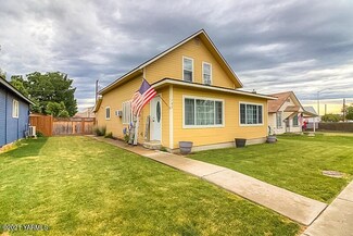 102 E Naches Ave, Moxee, WA 98936