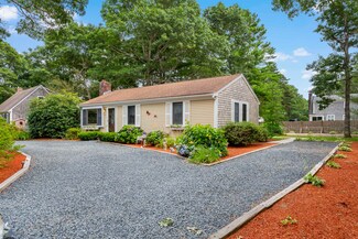 11 Chatham Ln, Mashpee, MA 02649