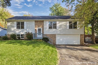 3912 Woodstock St, Wonder Lake, IL 60097