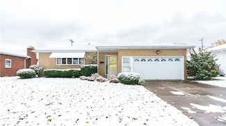59 Cresthaven Dr, West Seneca, NY 14224