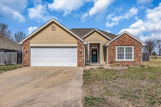 102 W 27th St, Eudora, KS 66025