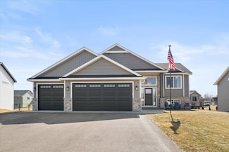 8145 Hummingbird Ln, North Branch, MN 55056