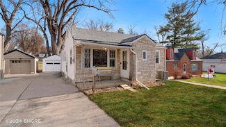 1105 66th St, Windsor Heights, IA 50324