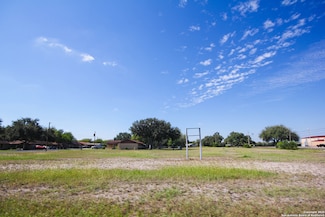 1204 W Bowie St, Beeville, TX 78102