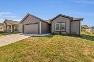 407 NE Poplar Ct, Oak Grove, MO 64075