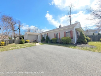 1 Half Robin Dr, Oakhurst, NJ 07755