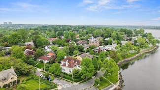 10-08 Shore Rd, Flushing, NY 11363