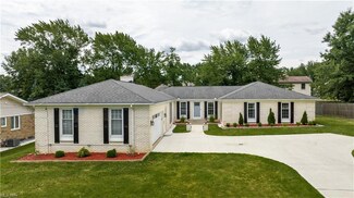 570 Simich Dr, Seven Hills, OH 44131