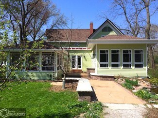 1214 Broad St, Grinnell, IA 50112