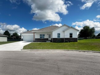 630 E Vivian St, Bolivar, MO 65613