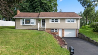 16 Canterbury Dr, Endicott, NY 13760
