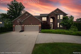 915 Harris Dr, Troy, MI 48083