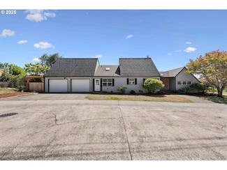 1346 Bayview St, North Bend, OR 97459