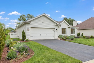 1004 Golden Ave, Woodstock, IL 60098