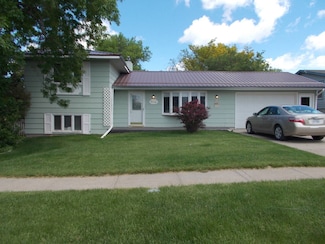 906 E 10th St, Chadron, NE 69337