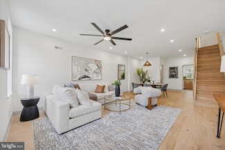 211 Hermit St, Philadelphia, PA 19128