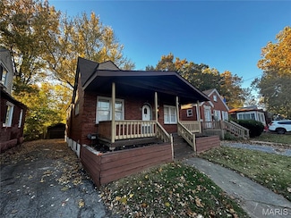 10053 Diamond Dr, Saint Louis, MO 63137