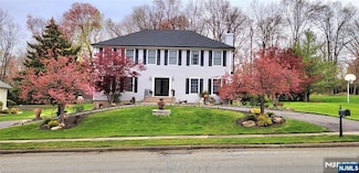 36 Michelle Ct, North Haledon, NJ 07508