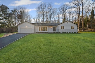 110 Peach Dr, Roslyn, NY 11576