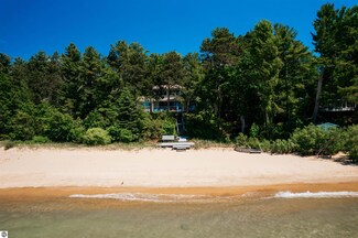 10477 Kay Ray Rd, Williamsburg, MI 49690