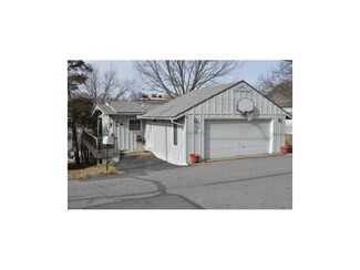 9 Dockside Dr, Blue Springs, MO 64015